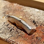 匠 進吾 - 【追加】細魚
      閂サイズではありませんが、旨味が十分。進吾さんのシャリとの相性が絶妙で、これは美味しい♪
      生姜がいいんですよねぇ(^^)