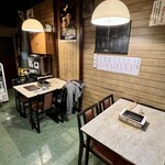 味道苑 - 店内　コートを掛けてあるのがこの日のオレの席