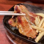 万国酒場 煮込とビール - ガイヤーン リフト♪