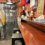 万国酒場 煮込とビール - 1階の壁に向かった席♪