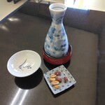 駿河屋 - 日本酒 (長命泉純米吟醸1合)770円 ピーナッツ付