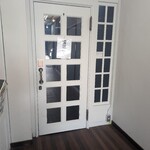 オイシイカレー - この扉を開けると店内への入口。