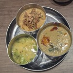 オイシイカレー - 奥から時計回りにサワークリームオニオン、海のミルクカレー、菜の花のダール