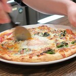 トリワイン ＰＩＫＯＳＨＨＨＵ - ハンバーグミンチとちぢみほうれん草のビスマルク カット中