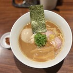 RAMEN GOTTSU - ビジュアルがきれいです。ネギの横にゆずペースト、別皿は味変用のスパイシーな辛肉