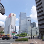 Uwoichi - お店の前の道