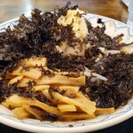 らぁめん優雅 - 背脂ガーリック　スープにもニンニクで　更に刻みニンニクが頂上に