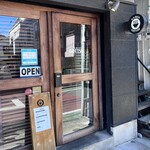 RAMEN GOTTSU - シンプルでウッディな外観。内装も同じようにウッディ&モノトーンな感じ