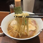 RAMEN GOTTSU - 麺は細めで特徴ありません