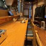鶏焼肉のんき - カウンターからみたカウンターはこんな感じ