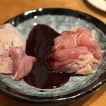 鶏焼肉のんき - 鶏焼肉 右：親もも 左：若もも