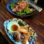 囲坊主 - ホウレンソウサラダ（上）、軟骨唐揚げ（下）