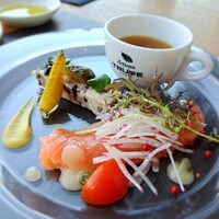 アルティザン ドゥ ラ トリュフ パリ - ⚫前菜2
                本日の前菜3種盛り合わせ
                「玉葱の温かいスープ」
                「トリュフのパテドカンパーニュ」
                「サーモンマリネ」