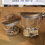 アンサンブル コーヒー ミヤコアイランド - 店内、オートミールクッキー：２５０円 ・スコーン（週替わり）：３００円