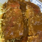 桐半 - カイエンペッパーを振りかけたカツカレー　ズーム