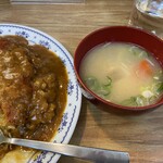 桐半 - 大根、ニンジン・ネギなどの入る味噌汁つき