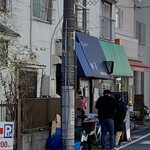 桐半 - 店前の待ち客