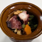 FEEL 乙川店 - 炊き込みご飯の上には真だこのうま煮に穴子のしぐれ煮、蛸天の練り物、錦糸卵、しいたけ煮、細工されたにんじんなどが入ってます。