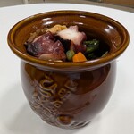 FEEL 乙川店 - 陶器製の蛸壺の中に入っています。