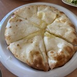 インド・ネパール料理　アンナプルナ - チーズナン