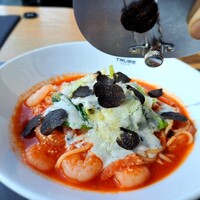 アルティザン ドゥ ラ トリュフ パリ - ⚫メイン
                季節食材のおすすめパスタ
                「小海老のトマトトリュフクリームパスタ  春キャベツと厚切りベーコン」