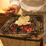 旬席 鈴江 - 鱧を炙ってます