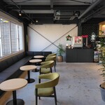 Cozzýs - 床は打ちっ放しでテーブルも椅子もオシャレ