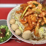 ラーメン二郎 - ラーメン（950円）＋ゆうちゃん辛味噌ニラ生姜（200円）＋味うずら（100円）＋SUPERキムチ（130円）、ニンニクコール