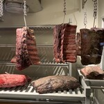 ワカヌイ グリル ダイニング バー 東京 - 熟成肉の様子、店内より撮影
