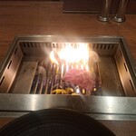 焼肉うしごろ - 島根県産の特選リブロースを焼く様子・その3です。