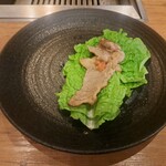 焼肉うしごろ - 調理済みの鹿児島県産の大判サーロインを、サンチュの上にのせてサムジャンも付けたもの・その3です。