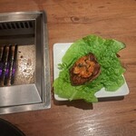 焼肉うしごろ - 調理済みの島根県産の特選リブロースを、サンチュと大葉の上にのせて辛味噌も塗ったもの・その1です。