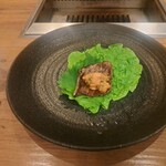 焼肉うしごろ - 調理済みの島根県産の特選リブロースを、サンチュと大葉の上にのせて辛味噌も塗ったもの・その2です。