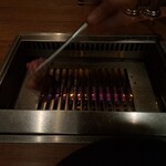 焼肉うしごろ - 島根県産の特選リブロースを焼く様子・その1です。