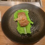 焼肉うしごろ - 調理済みの鹿児島県産の大判サーロインを、サンチュの上にのせてサムジャンも付けたもの・その4です。