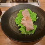 焼肉うしごろ - 調理済みの鹿児島県産の大判サーロインを、サンチュの上にのせてサムジャンも付けたもの・その1です。