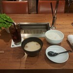 焼肉うしごろ - サンチュ、コカコーラ、魚沼産コシヒカリご飯、濃厚コラーゲンのコムタンスープです。