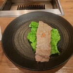 焼肉うしごろ - 調理済みの鹿児島県産の大判サーロインを、サンチュの上にのせてサムジャンも付けたもの・その2です。