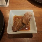 焼肉うしごろ - 調理済みの鹿児島県産の大判サーロインを、ポン酢の中に入れたものその1です。