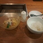 焼肉うしごろ - 魚沼産コシヒカリご飯の残りと、冷麺です。
