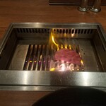 焼肉うしごろ - 島根県産の特選リブロースを焼く様子・その2です。