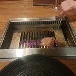 焼肉うしごろ - 島根県産の特選リブロースを焼く様子・その4です。