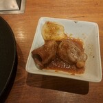 焼肉うしごろ - 調理済みの鹿児島県産の大判サーロインを、ポン酢の中に入れたものその2です。脂身もあります。