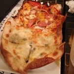 Cafe&Dining TERRACE Tokyo - ピザ  4種のチーズはちみつがけとコモードオリジナルのハーフ