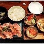 加比丹 - トントロ定食　899円