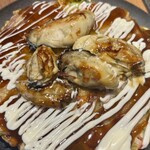 もんじゃ 鉄板 天善 - 広島産の大ぶりの牡蠣を5個も乗せた、牡蠣のお好み焼き。超人気の為、あったら早めにご注文下さい。