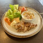 バルバルキッチンアメリ - 週替りランチ：小海老とニョッキのミニグラタン
                                    ＆ハーブチキンステーキ(¥800)