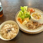 バルバルキッチンアメリ - 週替りランチ：小海老とニョッキのミニグラタン
                                    ＆ハーブチキンステーキ(¥800)