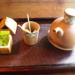 Sumiyaki Unagi Ozeki - 好みでかけるたれと七味家の山椒・・