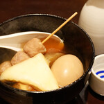 安ちゃん  - 熱々の熱燗とおでんの盛り合わせ。